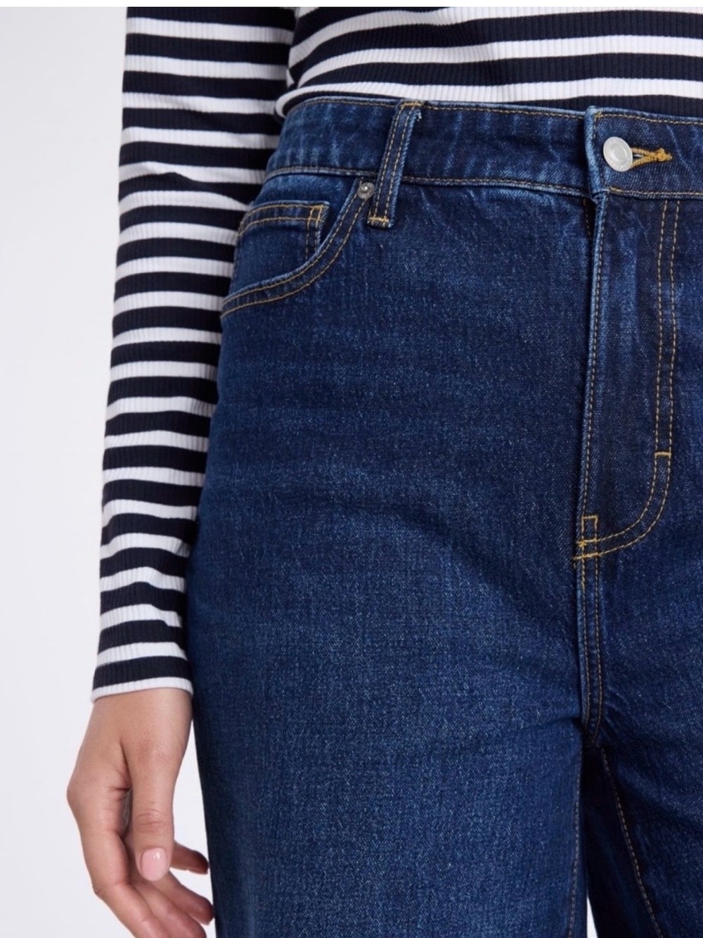 High-Rise Wide-Leg Jeans in Dark Blue - Picture 2 of 7